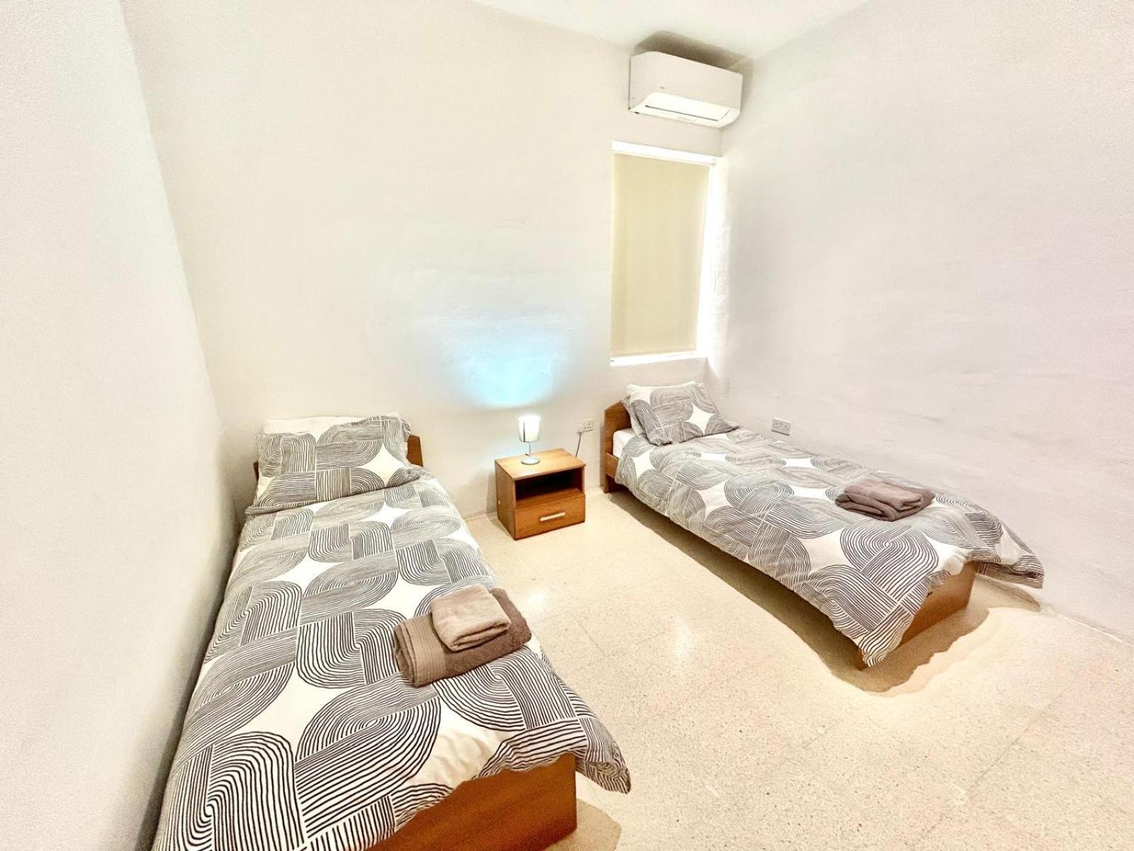 St Julians - Balluta Bay Large 3 Bedroom Apartment Слима Екстериор снимка